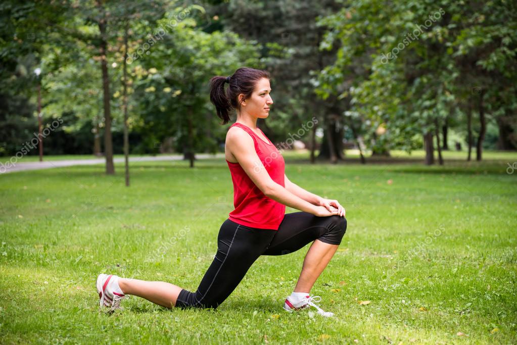 Спортивные люди. Разминка. Спорт на свежем воздухе. Тренировка ходьба для похудения. Физические упражнения.