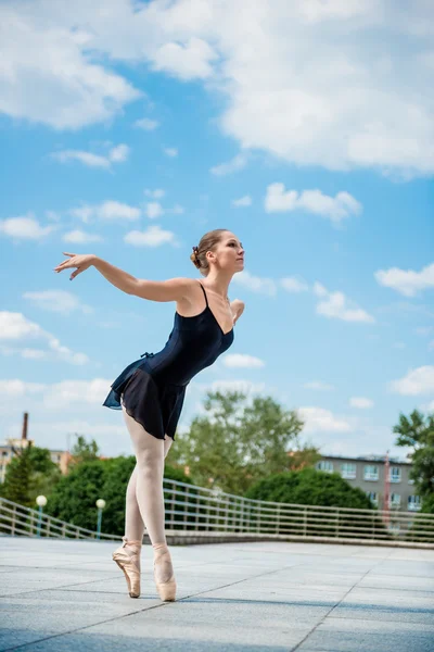 Ballet dancer dancing outdoor — Stock Photo, Image