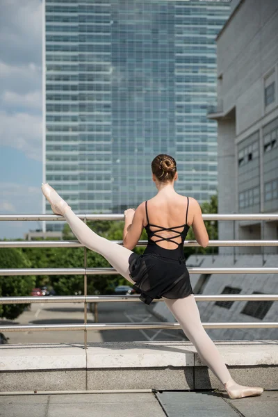 Ballet dancer dancing on street — Stock Photo, Image