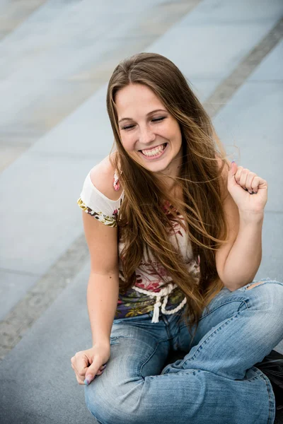 Junge Frau im Freien porträtiert — Stockfoto