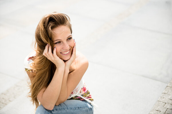 Открытый портрет молодой женщины