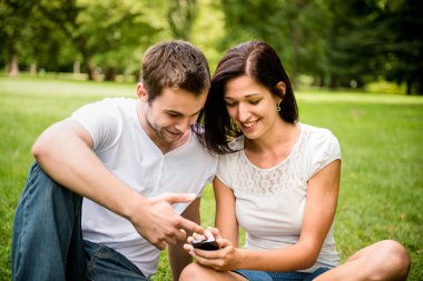 genç bir çift ile smartphone