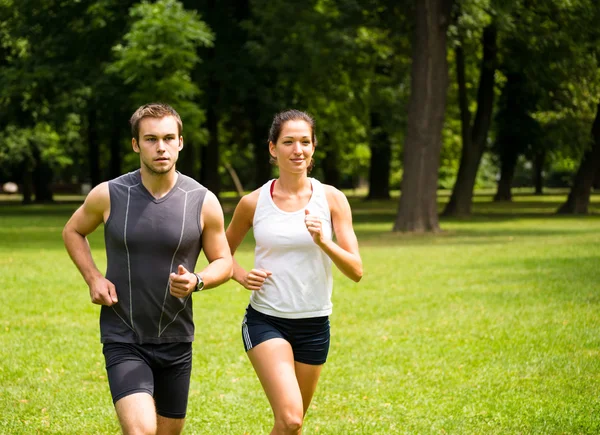 Jogging juntos - jovem casal correndo — Fotografia de Stock