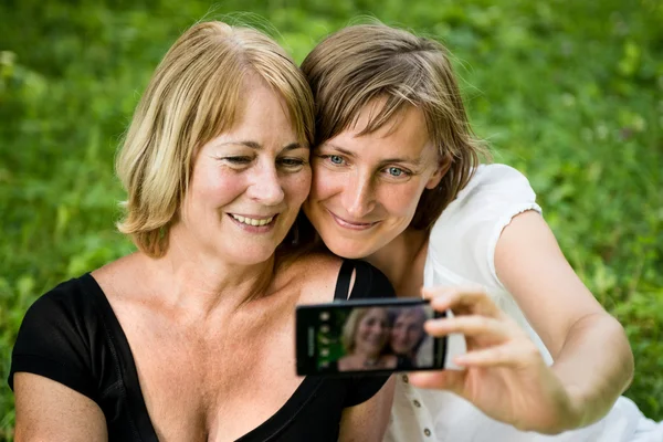 Madre mayor con niño tomando fotos — Foto de Stock