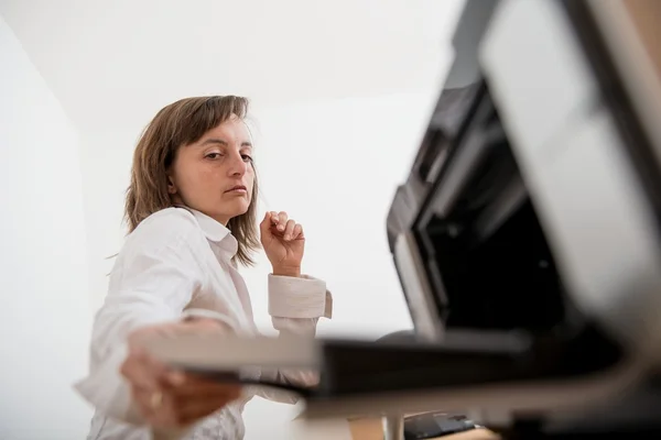 Persona de negocios trabajando woth impresora — Foto de Stock