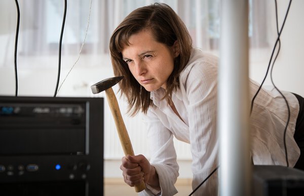 Компьютерные проблемы - сердитая деловая женщина
