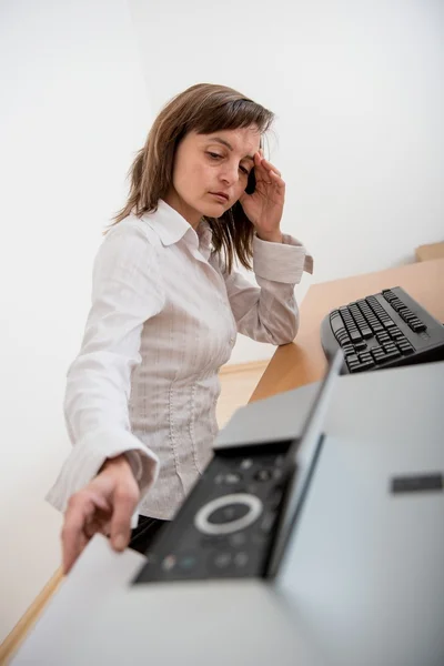 Persona de negocios deprimida trabajando con la impresora —  Fotos de Stock