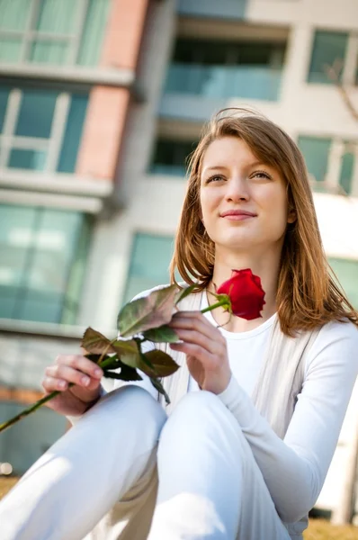 Cadeau - jeune femme à la rose rouge — Photo