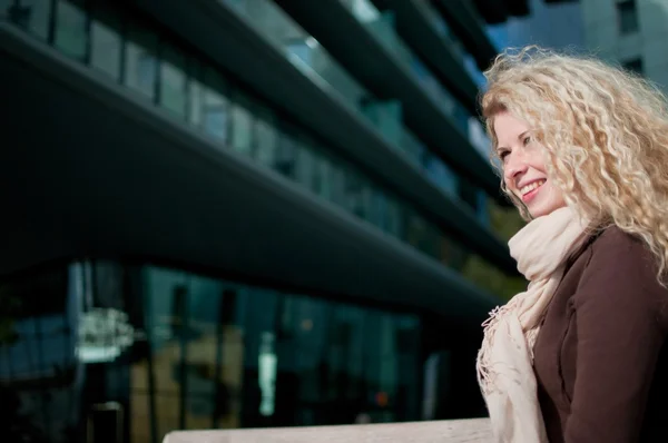 Zakelijke vrouw outdoor portret — Stockfoto