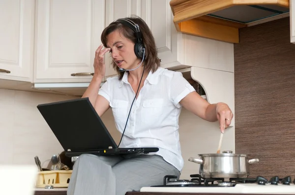 Multitarea - preparación de comidas y trabajo — Foto de Stock