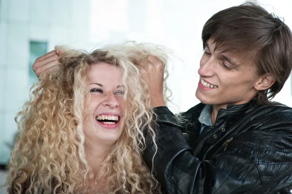 Tempo louco - casal jogando com o cabelo — Fotografia de Stock