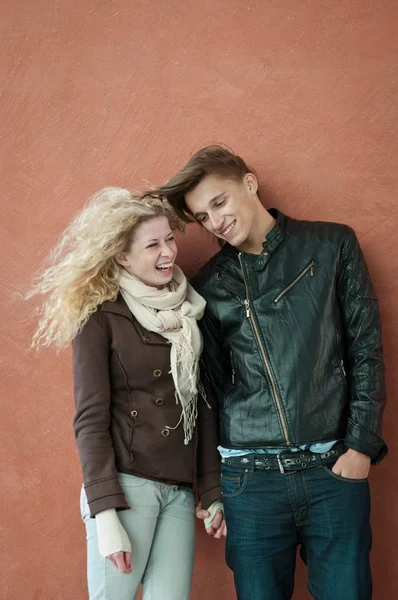 Jovem casal sorrindo retrato — Fotografia de Stock