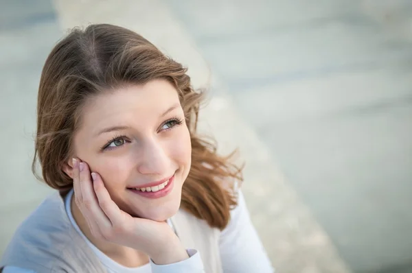 Junge Frau im Freien porträtiert — Stockfoto