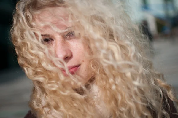 Kıvırcık saçlı - kadın portresi — Stok fotoğraf