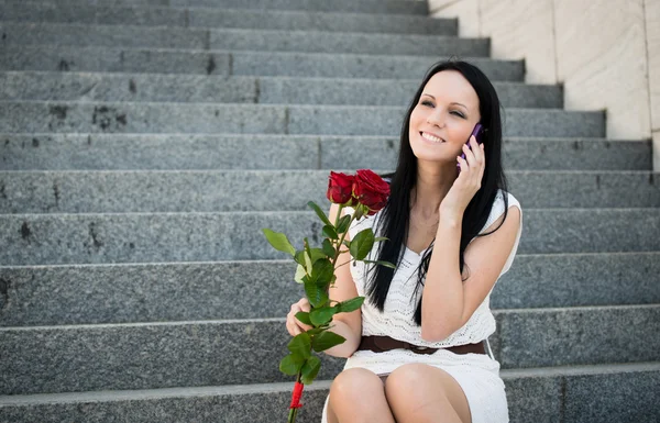 La felicidad - la mujer con las rosas —  Fotos de Stock