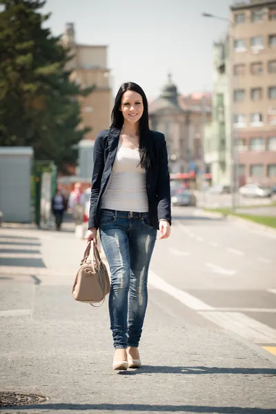 Young beautiful woman walking street — Stock Photo, Image