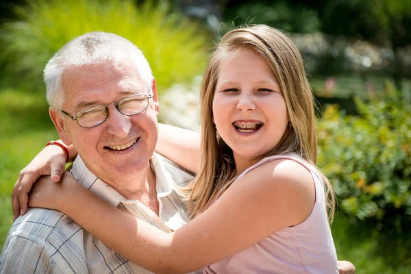 La vida alegre - el abuelo con el nieto — Foto de Stock