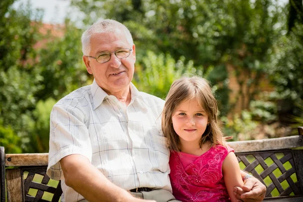 Glad farfar med barnbarn — Stockfoto