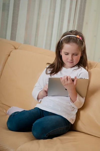 Child learning with tablet — Stock Photo, Image