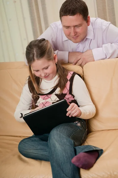 Kind spelen met tablet - vader kijken — Stockfoto