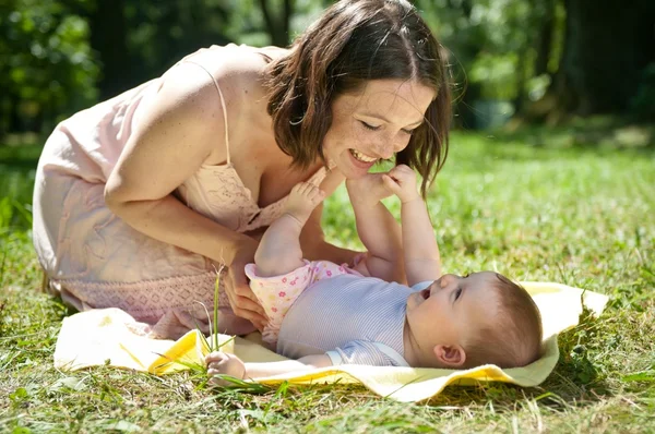 Grand temps - mère heureuse avec enfant — Photo