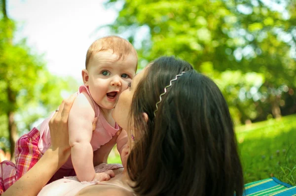 Profiter de la vie - mère heureuse avec un enfant — Photo