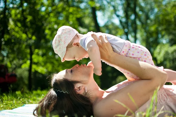 Наслаждаясь жизнью - счастливая мать с ребенком — стоковое фото