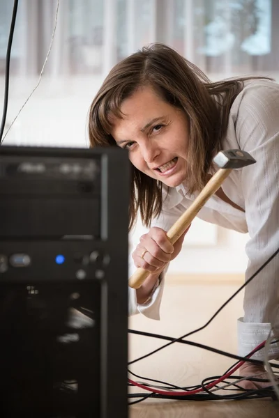 Computer troubles - angry business woman — Stock Photo, Image