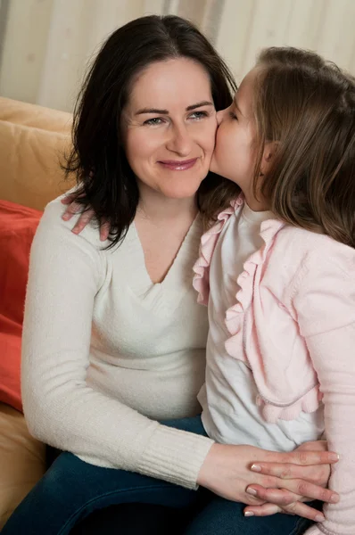 Amor criança beijando mãe — Fotografia de Stock