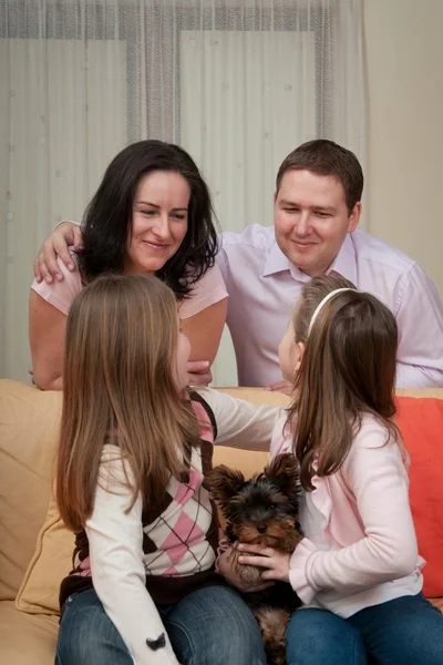 Lycklig familj hemma — Stockfoto