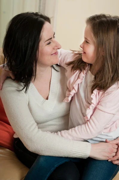 Amour - enfant avec portrait de mère — Photo