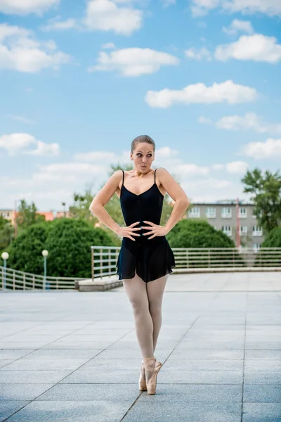 Ballet dancer dancing outdoor — Stock Photo, Image