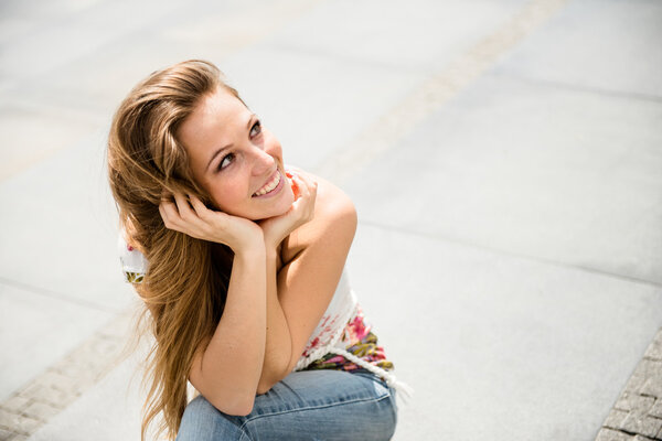 Открытый портрет молодой женщины