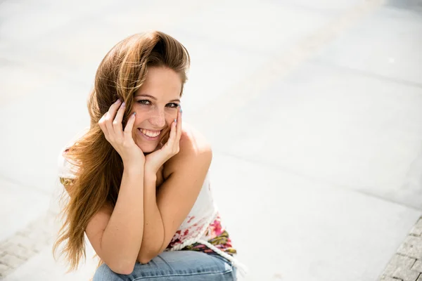 Young woman outdoor portrait — Stock Photo, Image