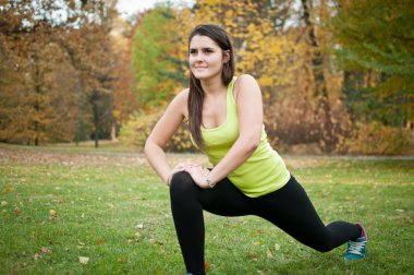 kadın koşu önce germe gerçekleştirir.