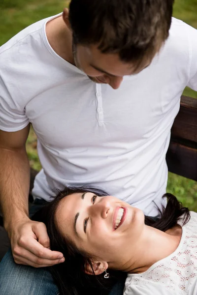 Namoro - jovem casal feliz — Fotografia de Stock