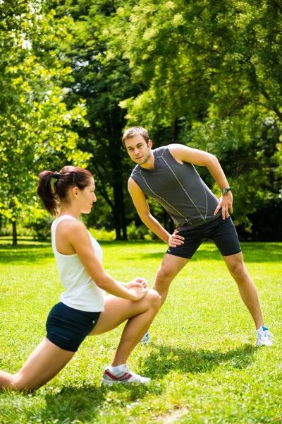 Échauffement - exercice en couple avant le jogging — Photo