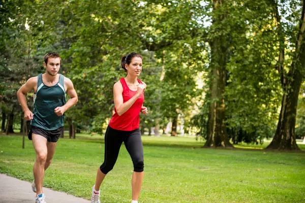 Gemeinsam trainieren - junges Paar joggt — Stockfoto