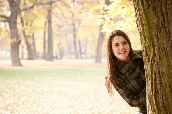 Kijk op me - herfst vrouw portret — Stockfoto