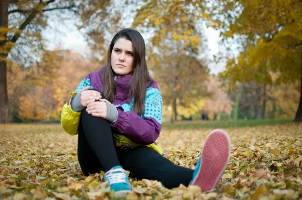 Knieverletzung - Frau sitzt vor Schmerzen — Stockfoto