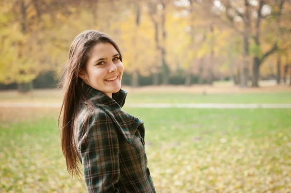 Retrato de otoño al aire libre de mujer joven —  Fotos de Stock