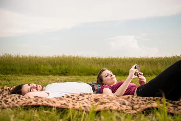Paar ontspannende buiten — Stockfoto
