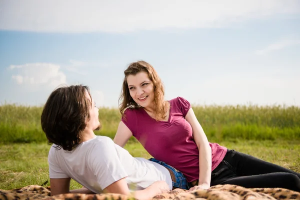 Par i kärlek dejting utomhus — Stockfoto