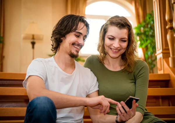 Couple avec smartphone — Photo