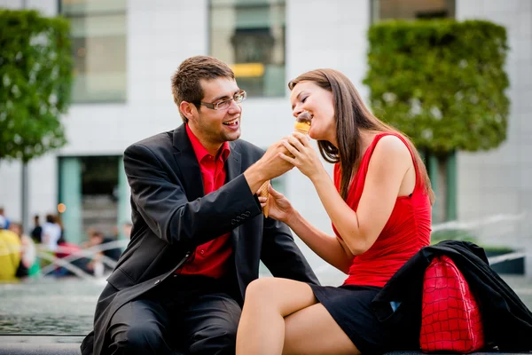 Giovane coppia avendo gelato — Foto Stock