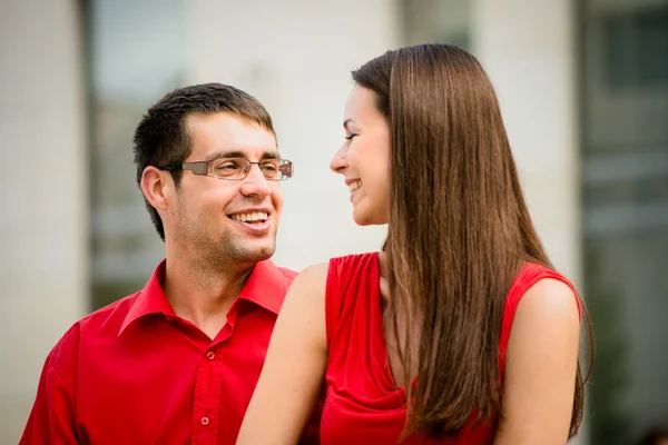 Feliz juntos - jovem casal — Fotografia de Stock