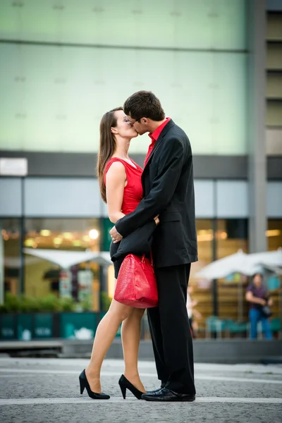 Saudação - jovem casal em vermelho — Fotografia de Stock