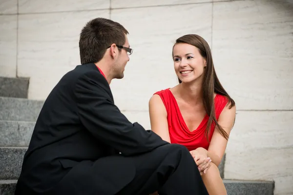 Business folk pratar i street — Stockfoto