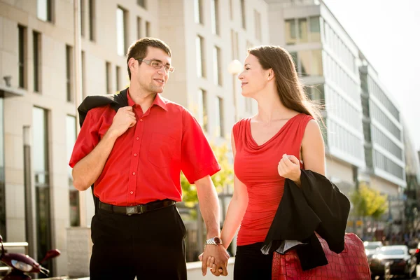 Mode de vie en rouge - les jeunes marchent dans la rue — Photo