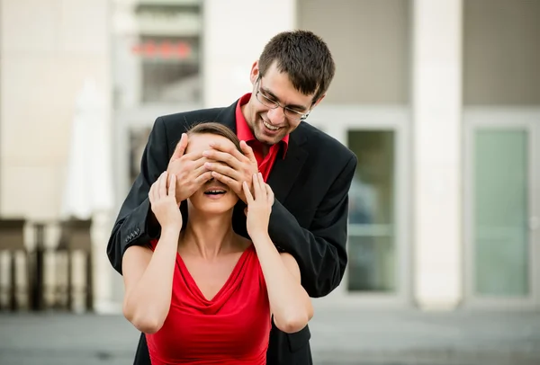 Wer ist es? - Mann überrascht Frau — Stockfoto